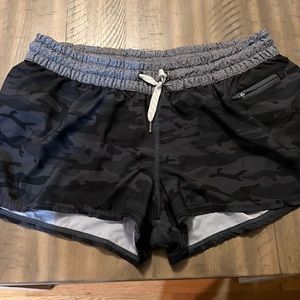 Vuori Clementine running shorts. Black cameo color.